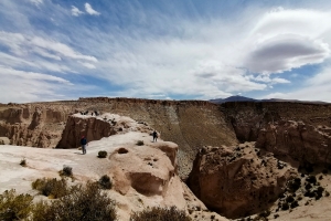 Thomas på vej ud på klippen i Anaconda Canyon