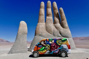 Hand in the Desert (Mano Del Desierto)