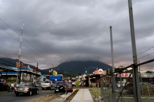 Udsigten til (en tilskyet) Arenal vulkan fra La Fortuna by