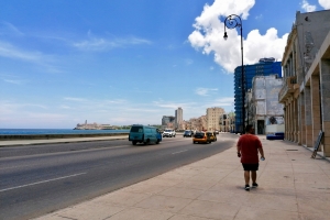 Thomas på den kendte gade Malecón, der går langs vandet