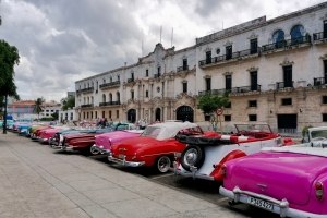 De mange amerikanerbiler der er at finde overalt i gadebilledet i Havana