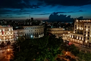 Aftenudsigt over Havana fra tagterrassen på et centralt beliggende hotel