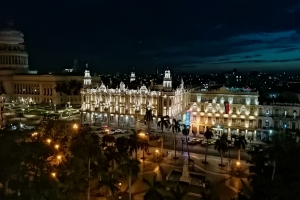 Aftenudsigt over Havana fra tagterrassen på et centralt beliggende hotel