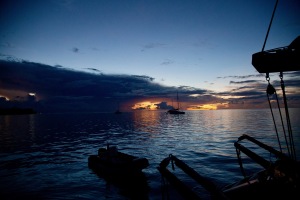 Vi nyder en sundowner til solnedgangen