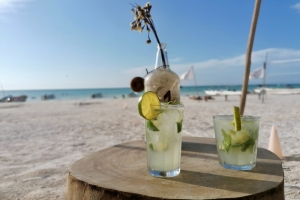 En kold mojito på stranden