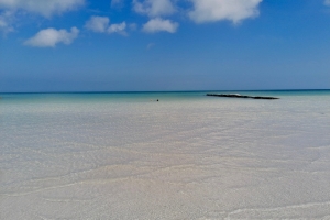 Thomas bader på vores helt egen strand