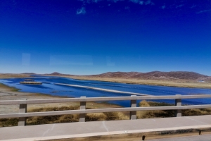 Floden Desaguadero der skiller Bolivia fra Peru